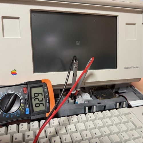 Macintosh Portable: kontrola napájení po opravě desky